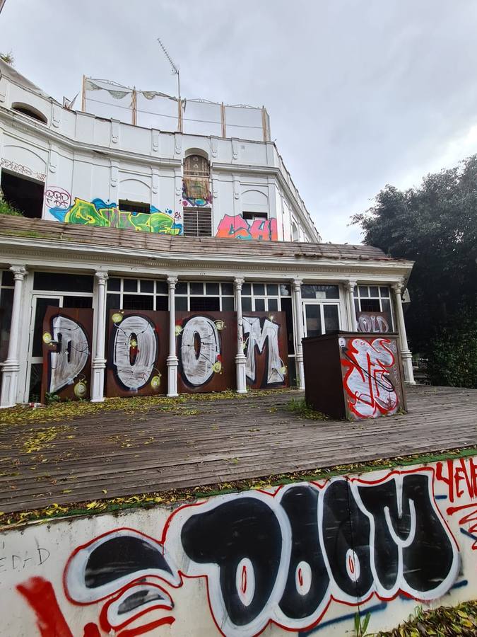 El Casino y su entorno, en estado deplorable a un mes de la exposición sobre Semana Santa